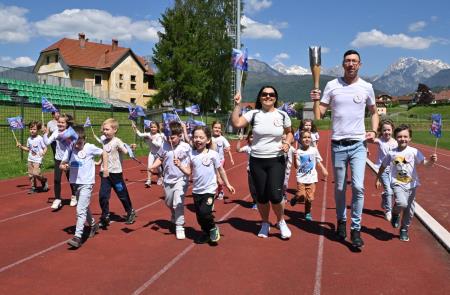 Čez dvesto kamniških otrok in športnikov s ponosom sprejelo in poneslo slovensko baklo (22)